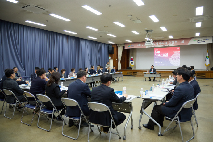 이충우 여주시장이 지난 2일 시청 4층 대회의실에서 열린 제37회 여주도기축제 중간 보고회를 주재하고 있다. 사진=여주시청