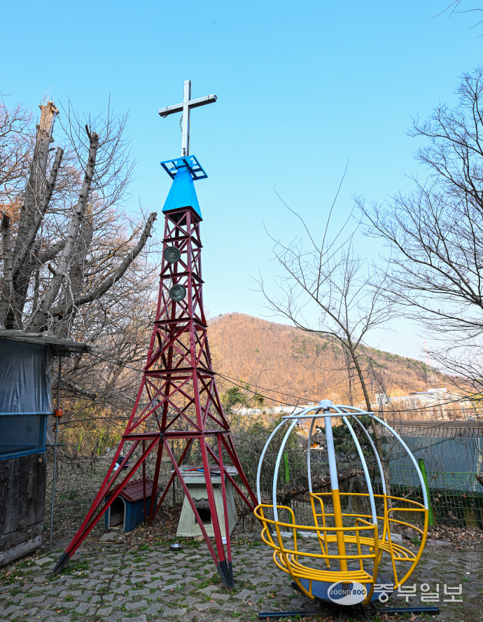 군포 둔대교회 마당의 십자가탑과 놀이기구. 임채운기자