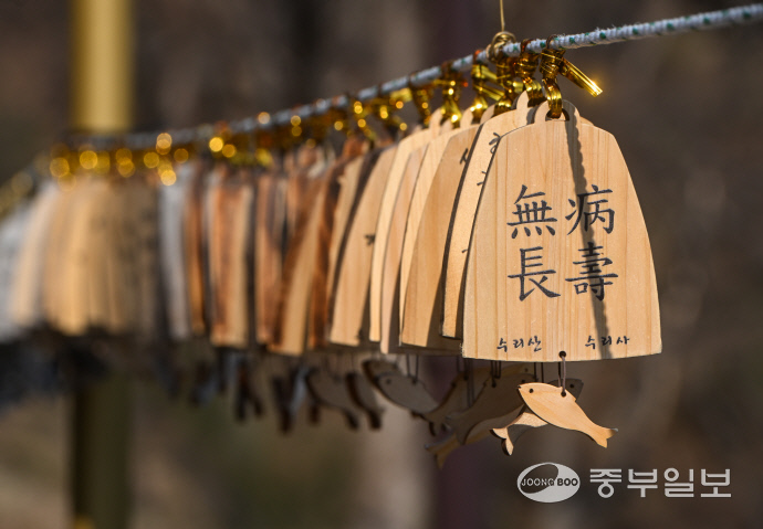 수리사 삼성각 앞 난간에 걸려있는 소원 표찰. 임채운기자