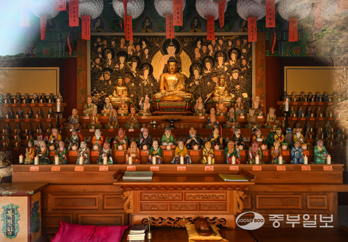 수리사 나한전 내부. 삼존불과 500나한상이 모셔져 있다. 임채운기자