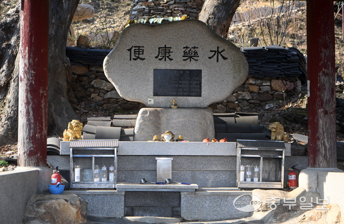 수리사 대웅전 옆에 위치한 ‘편강약수’. 마시고 건강하고 장수하라는 의미가 담겼다. 임채운기자