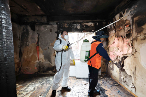 김찬진 인천 동구청장이 송림동 화재 현장을 찾아 직접 소독 작업을 진행하고 있다. 사진=동구청