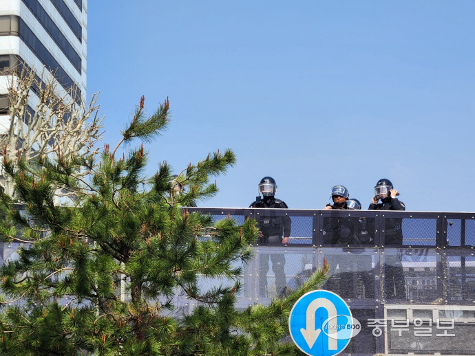 헌법재판소가 윤석열 대통령의 탄핵 인용 결정을 내린 4일 오전 서울 종로구 안국역 5번 출구 인근에서 경찰들이 폴리스라인을 세우고 경비를 서고 있다. 신연경기자