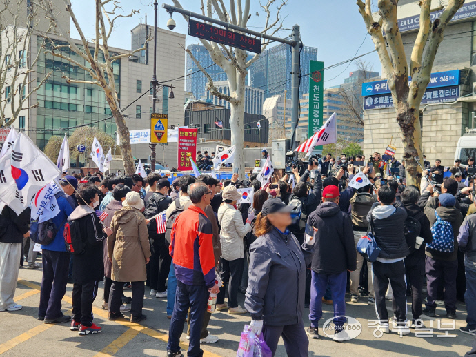 4일 오전 서울 종로구 천도교 수운회관 앞 윤석열 대통령 탄핵 반대 집회 참가자들이 태극기를 흔들고 있다. 신연경기자