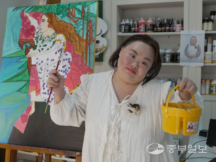 작업실에서 작가 정은혜가 프로필 촬영을 하고 있다. 사진=신지현기자