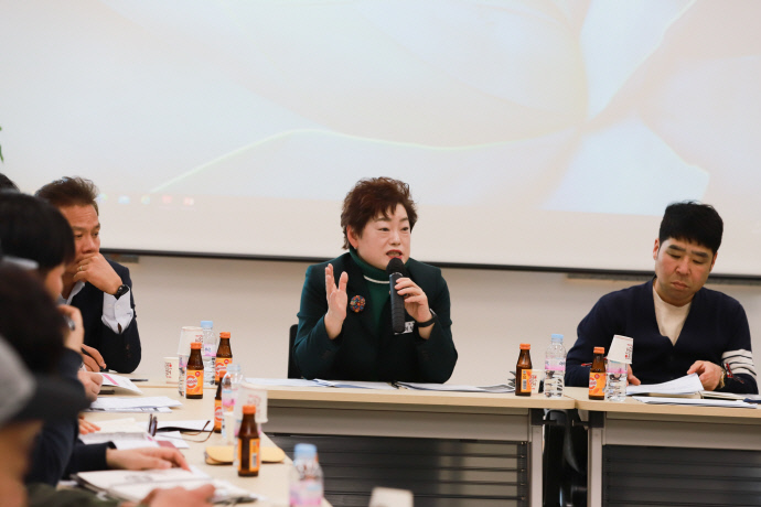 지난달 23일 이상숙 여주시의원이 원도심 활성화를 위한 상생바우처 상품권 이용 확대방안에 대해 의견을 제시하고 있다. 사진=여주시의회