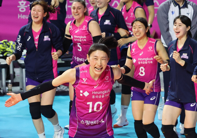 여자배구 챔프전, <b>김연경</b>·메가 활약에 승패 달렸다