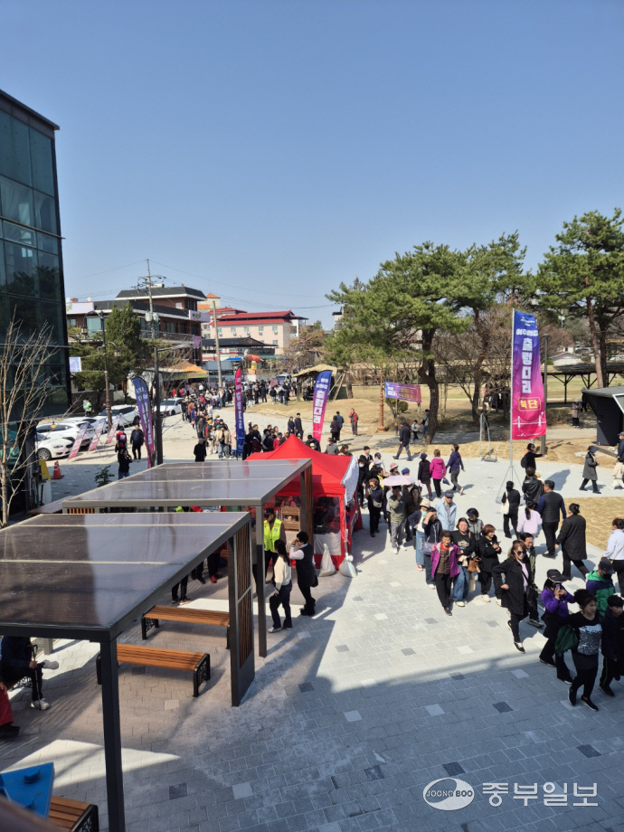 지난 6일 여주남한강출렁다리 북단쪽 입구에 관광객들이 길게 줄지어 서 있다. 김규철기자