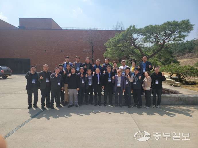 이천시 모가면 이장단협의회가 최초로 관내 기업체에서 개최한 월례회의를 마치고 기념촬영을 하고 있다. 사진=김웅섭 기자