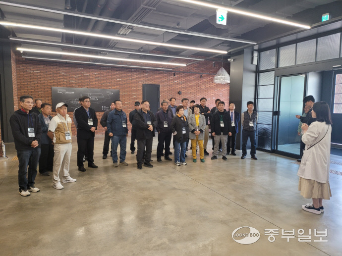 월례회의에 참석한 이장들과 모가면 직원들이 시몬스 직원의 안내로 공장 견학에 나서고 있다. 사진=김웅섭 기자