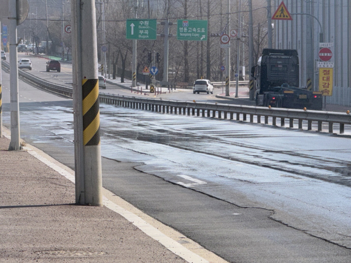 의왕 부곡IC입구 교차로 일대에서 가동 중인 ‘클린로드’ 시스템. 지난 8일 오전 자동 살수 노즐을 통해 도로 위 비산먼지를 씻어내는 모습. 사진=의왕시청