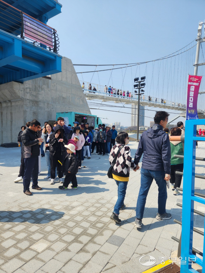 금은모래공원 방면의 남단쪽을 찾은 시민들이 출렁다리 횡단을 위해 줄을 서서 기다리고 있다. 김규철기자