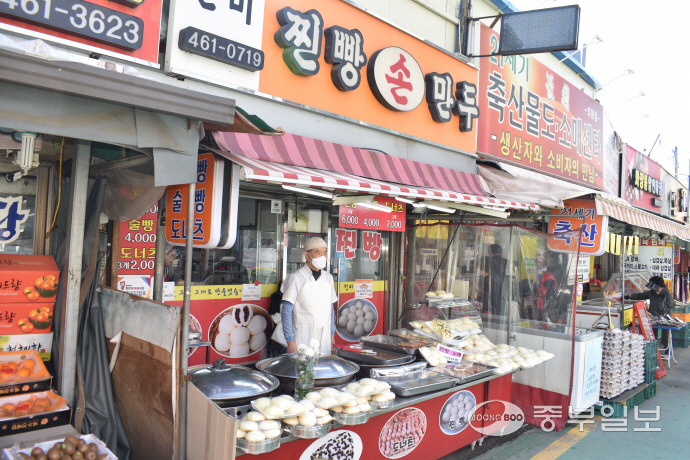 의왕도깨비시장의 대표 점포인 ‘진미찐빵손만두’. 이성관 기자