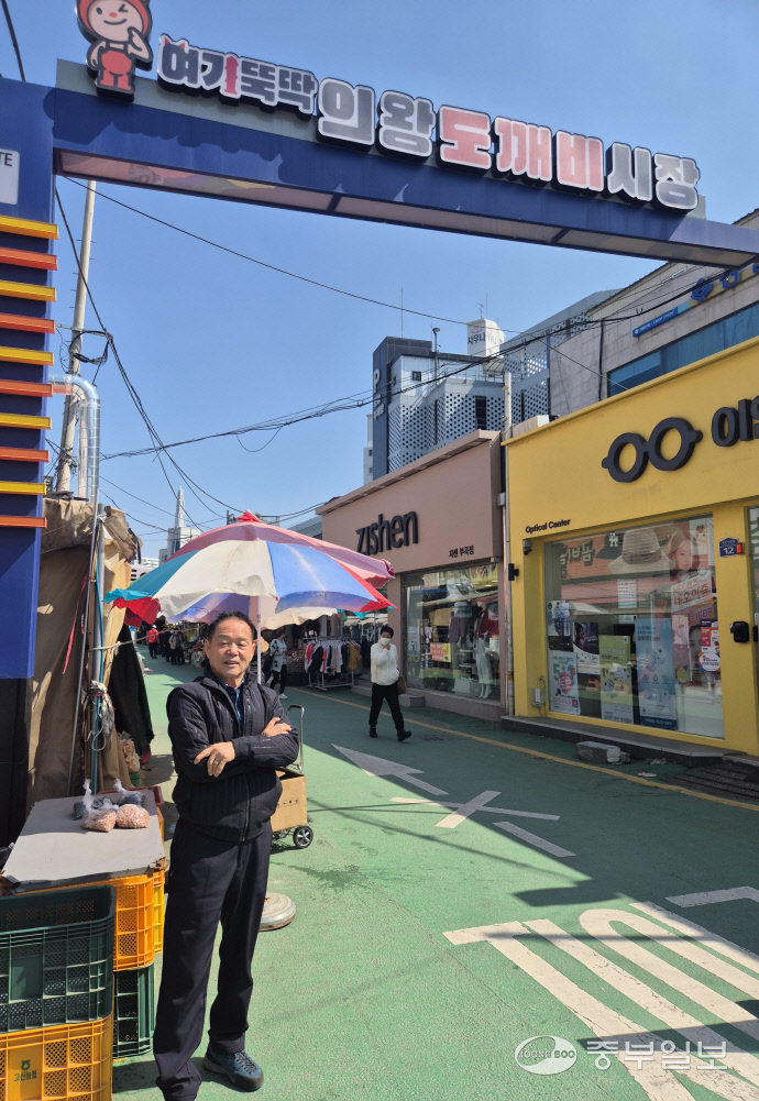박용술 의왕도깨비시장 상인회장이 중부일보와 인터뷰를 진행한 뒤 프로필사진을 촬영하고 있다. 이성관 기자