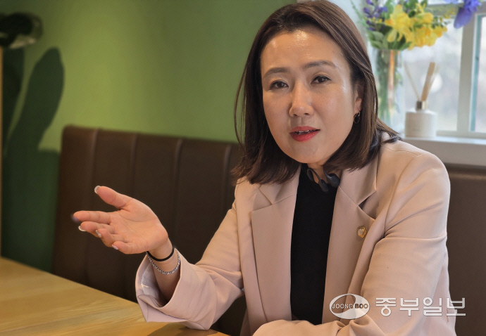 최수연 양주시의원이 지난 18일 중부일보와 인터뷰에서 양주시의 현안에 대해 설명하고 있다. 한기홍 기자