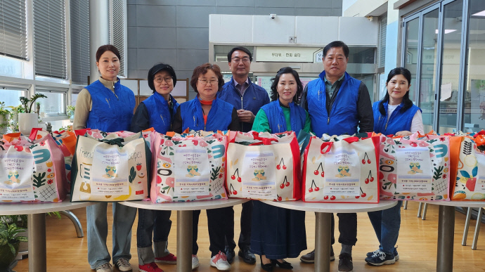 지난 28일 의왕 부곡동지역사회보장협의체 위원들이 저소득 중·장년 1인 가구를 위해 준비한 식품꾸러미 앞에서 기념촬영을 하고 있다. 사진=의왕시청