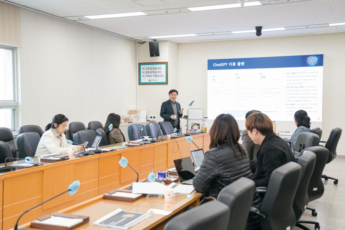 1일 용인특례시의회 대회의실에서 의원들을 대상으로 챗GPT와 관련된 교육이 실시됐다. 사진=용인시의회