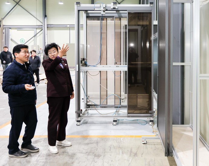 김경희 이천시장이 관내 기업 작업 현장을 둘러보고 있다 사진=이천시청