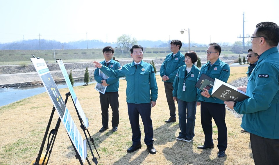 구리시는 여름철 자연재난 사전 대비를 위하여 관내 인명피해 우려 지역인 토평교 하부에서 현장점검을 실시했다. 사진=구리시