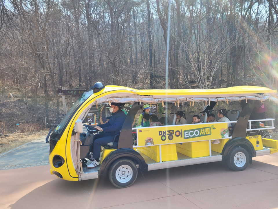 군포 초막골 생태공원에서 시범 운행을 시작한 ‘맹꽁이 에코셔틀’이 영유아 탐방객을 태우고 이동하고 있다. 사진=군포시청