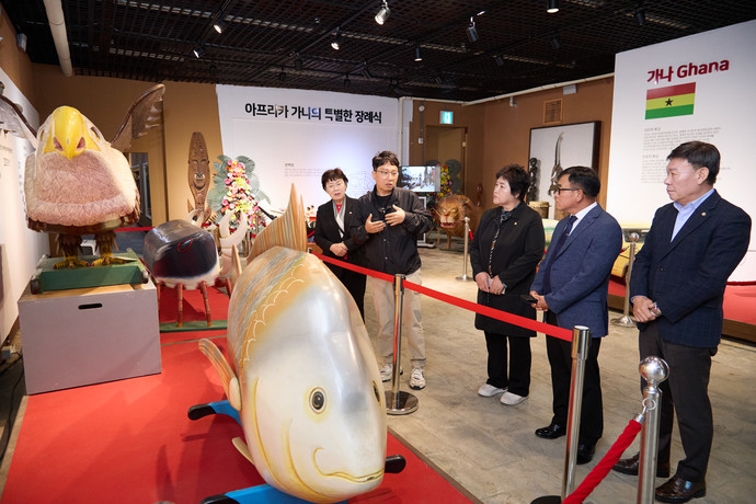 의원연구단체 '용인, 축제를 eat(잇)다 연구회' 회원들이 예아리 박물관의 세계 장례 문화에 대한 전시물을 관람하고 있다. 사진=용인특례시의회
