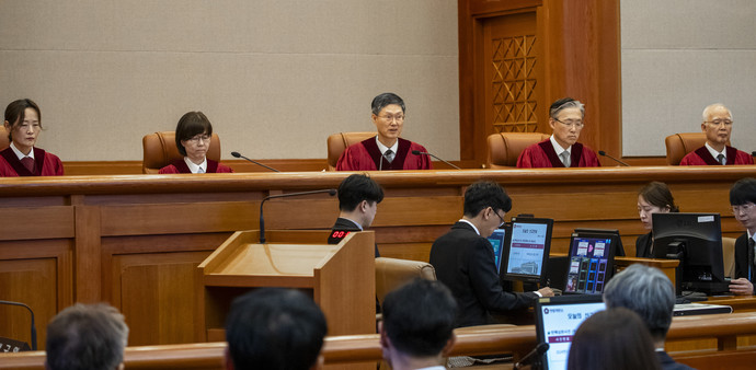 문형배 헌법재판소장 권한대행(가운데)이 4일 서울 종로구 헌법재판소 대심판정에서 윤석열 대통령 탄핵심판 인용 결정문을 낭독하고 있다.  사진=연합뉴스