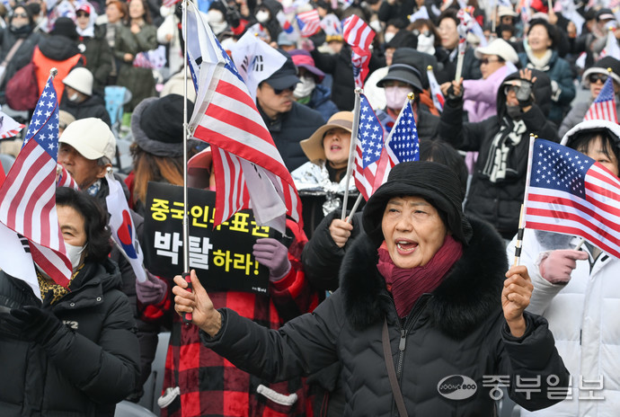 윤석열 대통령 탄핵심판 선고기일인 4일 오전 서울시 용산구 대통령 관저 인근에서 윤 대통령 지지자들이 탄핵 기각을 촉구 하고 있다. 임채운기자