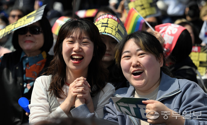 헌법재판소가 윤석열 전 대통령 탄핵 사건에 대해 인용을 선고한 4일 오전 서울 종로구 안국동 일대에서 탄핵에 찬성한 시민들이 헌재의 파면 선고에 환호를 하고 있다. 노민규기자