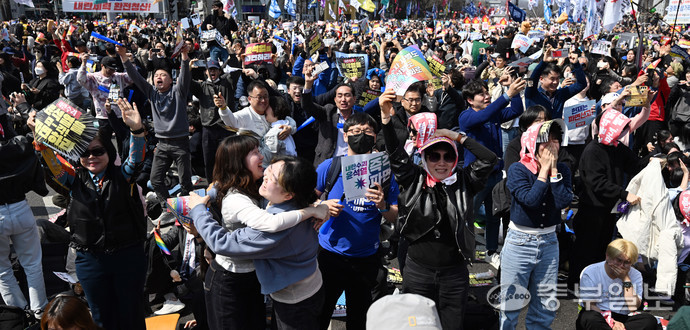 헌법재판소가 윤석열 전 대통령 탄핵 사건에 대해 인용을 선고한 4일 오전 서울 종로구 안국동 일대에서 탄핵에 찬성한 시민들이 헌재의 파면 선고에 환호를 하고 있다. 노민규기자