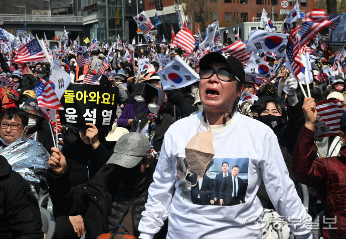 헌법재판소가 윤석열 전 대통령 탄핵 사건에 대해 인용을 선고한 4일 오전 서울시 용산구 대통령 관저 인근에서 한 지지자가 오열 하고 있다.  임채운기자