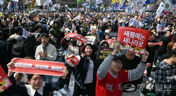 헌법재판소가 윤석열 전 대통령 탄핵 사건에 대해 인용을 선고한 4일 오전 서울 종로구 안국동 일대에서 탄핵에 찬성한 시민들이 헌재의 파면 선고에 환호를 하고 있다. 노민규기자