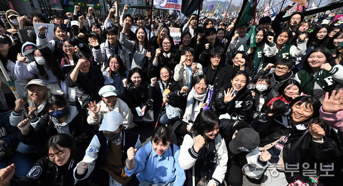헌법재판소가 윤석열 전 대통령 탄핵 사건에 대해 인용을 선고한 4일 오전 서울 종로구 안국동 일대에서 탄핵에 찬성한 시민들이 헌재의 파면 선고에 환호를 하고 있다. 노민규기자
