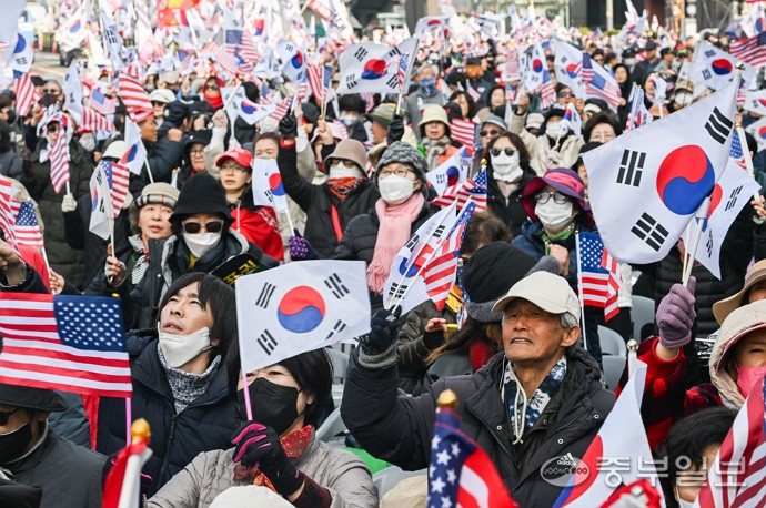 헌법재판소가 윤석열 전 대통령 탄핵 사건에 대해 인용을 선고한 4일 오전 서울시 용산구 대통령 관저 인근에서 윤석열 대통령 지지자들이 탄식 하고 있다. 임채운기자