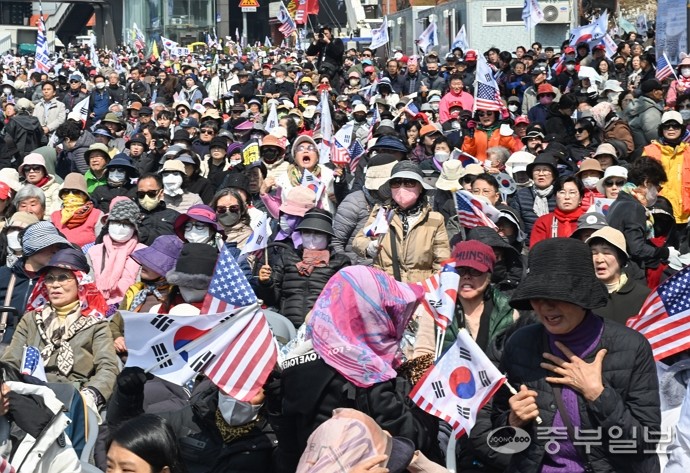 헌법재판소가 윤석열 전 대통령 탄핵 사건에 대해 인용을 선고한 4일 오전 서울시 용산구 대통령 관저 인근에서 윤석열 대통령 지지자들이 탄식 하고 있다. 임채운기자