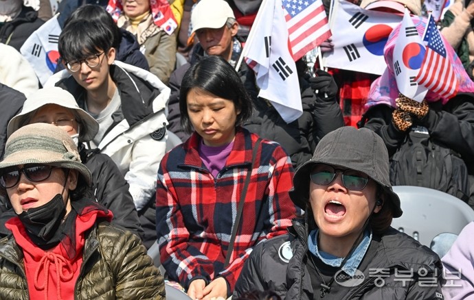 헌법재판소가 윤석열 전 대통령 탄핵 사건에 대해 인용을 선고한 4일 오전 서울시 용산구 대통령 관저 인근에서 윤석열 대통령 지지자들이 탄식 하고 있다. 임채운기자
