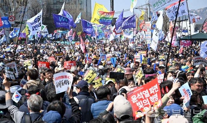 헌법재판소가 윤석열 전 대통령 탄핵 사건에 대해 인용을 선고한 4일 오전 서울 종로구 안국동 일대에서 탄핵에 찬성한 시민들이 헌재의 파면 선고에 환호를 하고 있다. 노민규기자