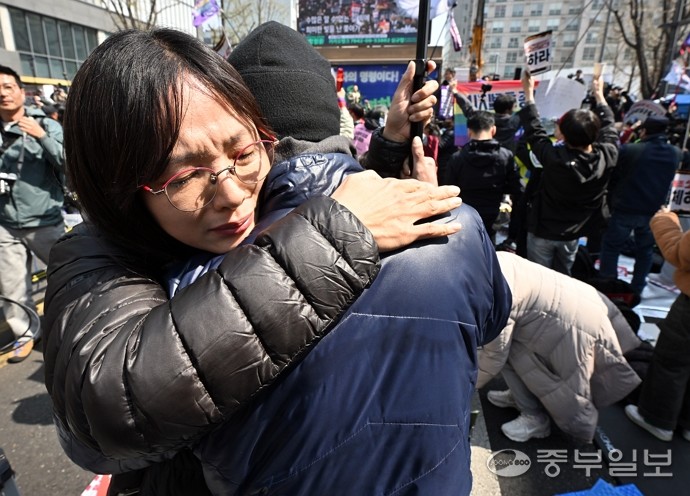 헌법재판소가 윤석열 대통령의 탄핵 인용 결정을 내린 4일 오전 서울 종로구 안국역 인근에서 윤석열 대통령 탄핵에 찬성하는 시민들이 환호하며 눈물을 흘리고 있다. 김경민기자