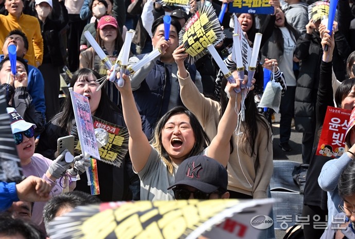 헌법재판소가 윤석열 전 대통령 탄핵 사건에 대해 인용을 선고한 4일 오전 서울 종로구 안국동 일대에서 탄핵에 찬성한 시민들이 헌재의 파면 선고에 환호를 하고 있다. 노민규기자