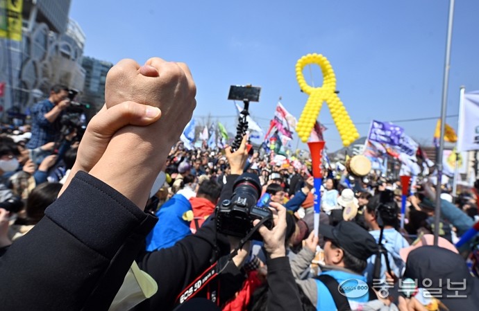 헌법재판소가 윤석열 대통령의 탄핵 인용 결정을 내린 4일 오전 서울 종로구 안국역 인근에서 윤석열 대통령 탄핵에 찬성하는 시민들이 환호하고 있다. 김경민기자