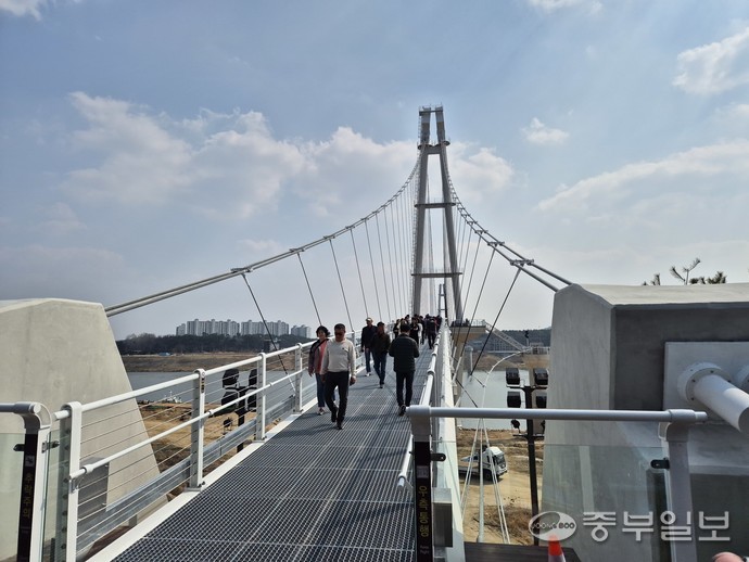 '여주남한강출렁다리'임시개통 첫날 시민들의 발길이 줄을 잇고 있다. 사진=김규철기자