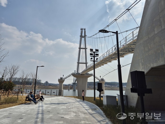 출렁다리 북단쪽 아래에서 바라본 '여주남한강출렁다리'의 전경. 사진=김규철기자
