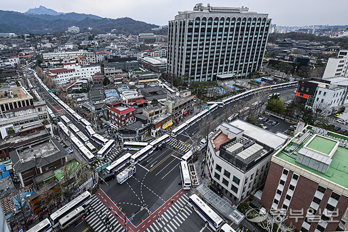 경찰이 윤석열 대통령의 탄핵 선고일을 이틀 앞두고 헌법재판소 주변 '진공상태화'를 완료했다고 밝힌 2일 오후 서울시 종로구 헌법재판소 인근 도로가 통제되고 있다. 임채운기자