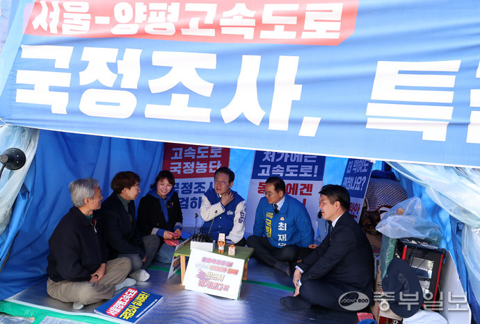 지난해 3월 7일 이재명 더불어민주당 대표가 양평군 양평군청 앞에 마련된 서울·양평 고속도로 국정농단 진상규명 촉구 농성장에서 제22대 총선 당시 여주시·양평군에 출마했던 최재관 후보 지지방문을 하는 모습. 임채운기자