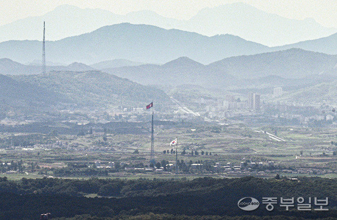 지난해 7월 3일 오후 파주시 한 접경지에서 보이는 태극기와 인공기가 마주보고 휘날리고 있다. 임채운기자