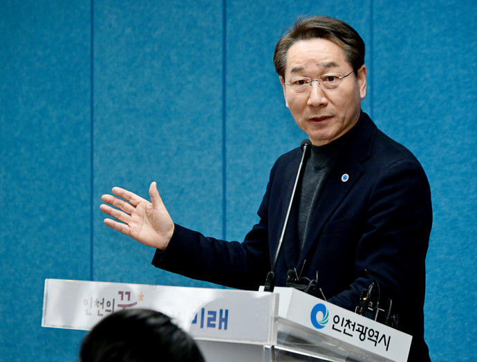 유정복 인천시장이 인천시 남동구 인천시청 브리핑룸에서 국민연금 개혁 관련 기자 브리핑을 하고 있다.사진=대한민국시도지사협의회