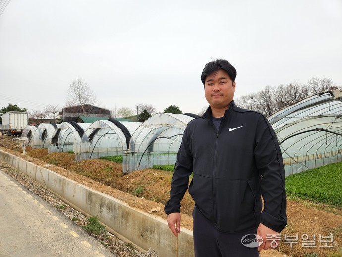 안세경 씨가 자신이 재배하는 시설채소 하우스 앞에서 포즈를 취하고 있다. 이보현 기자