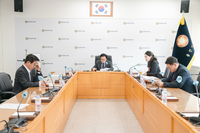 의원연구단체 ‘용인형 컬처노믹스 연구회Ⅱ’ 회원들이 발대식에서 의견을 나누고 있다. 사진=용인시의회