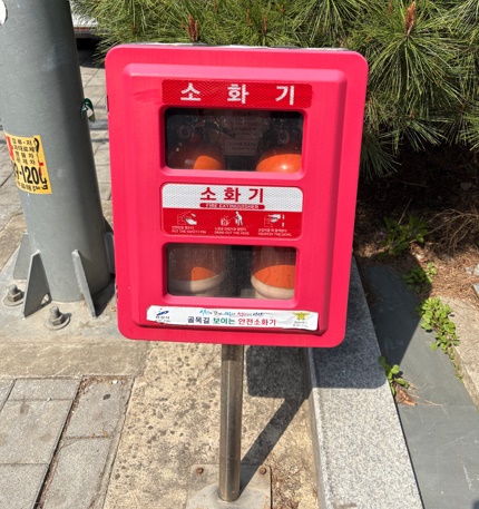 안산시는 오는 6월까지 화재 발생 시 시민들의 신속한 초기대응을 위해 ‘골목길 보이는 소화기함’ 일제 점검을 진행한다고 밝혔다. 사진=안산시
