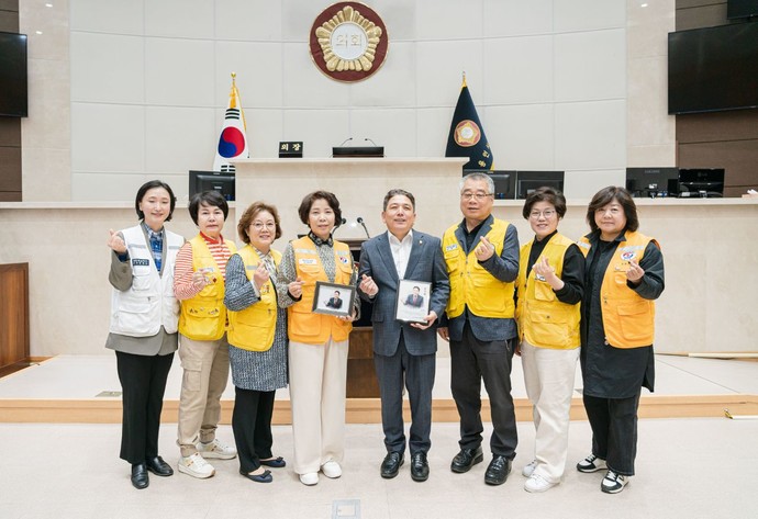 지난 16일 이창식 용인특례시의회 부의장이 대한적십자사 봉사회 용인시협의회로부터 감사패를 수여받고 기념촬영을 하고 있다. 사진=용인시의회