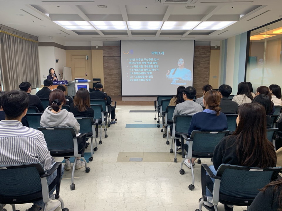 시흥시는 시청 글로벌센터에서 시청 직원들을 대상으로 ‘2025년 조직문화 혁신 특강’을 진행했다고 밝혔다. 사진=시흥시